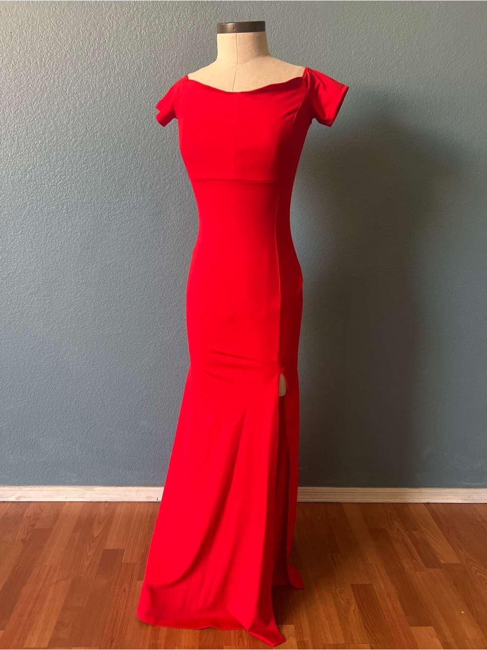 Women’s Elegant Red Off-Shoulder Evening Gown
